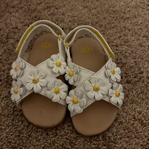 Daisy 🤍 🌼 UGG Sandals